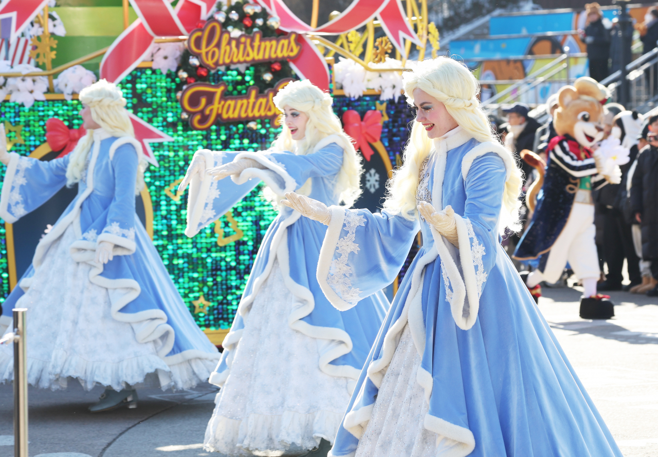 Everland in Yongin, Gyeonggi Province holds the 'Bling Bling X-mas Parade' ahead of Christmas. (Yonhap)
