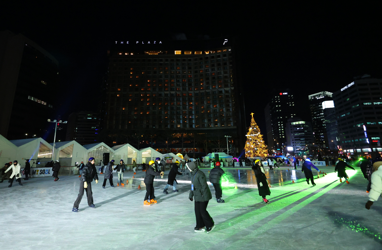 People enjoying night skating rides at Seoul Plaza. (Yonhap)