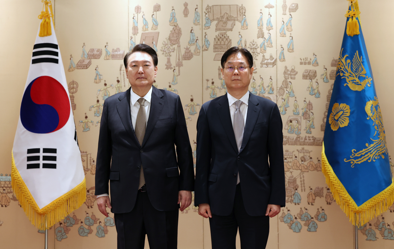 Lee Kwan-sup (right) and President Yoon Suk Yeol smiles for the camera after Lee's appointment as director of national policy at the presidential office on Dec. 4. (Yonhap)