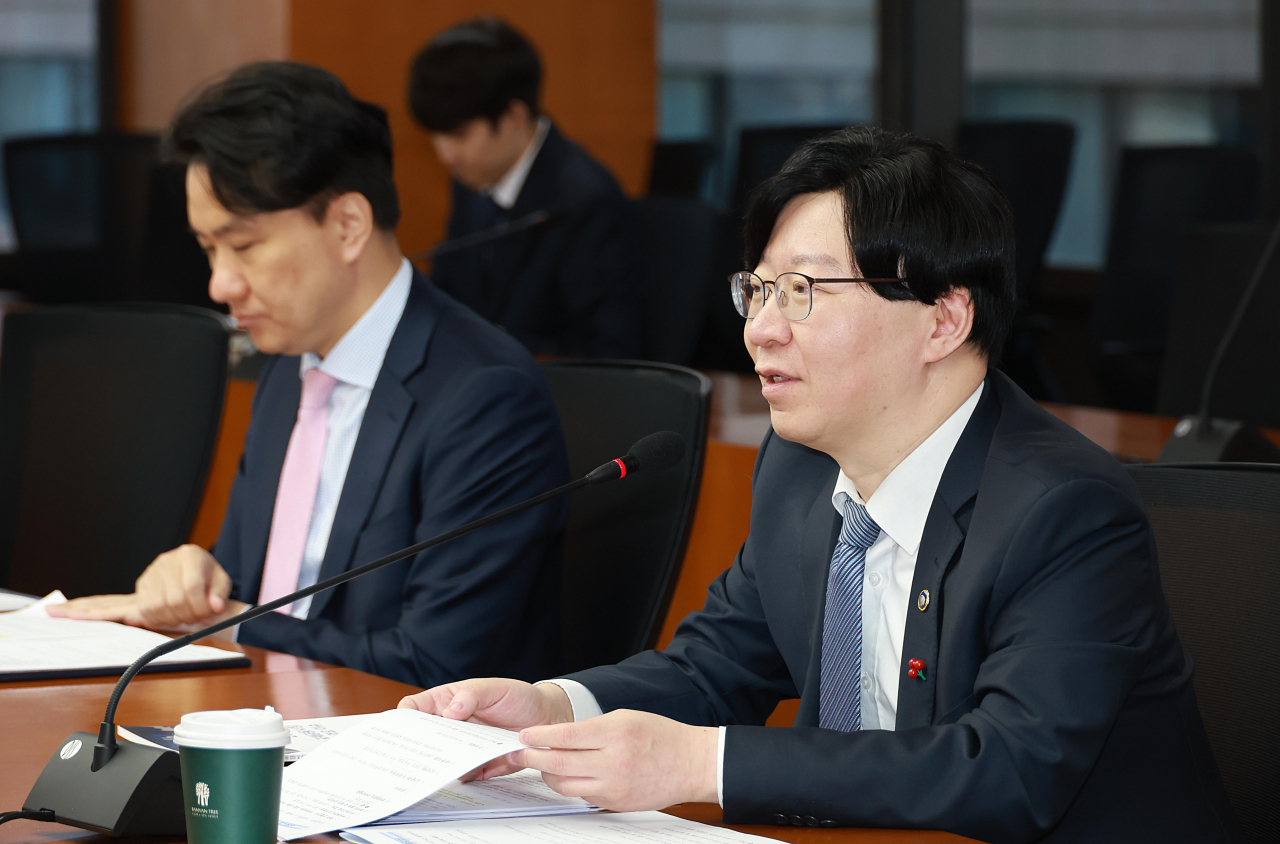 Financial Services Commission Vice Chairman Kim So-young (right), who leads the FSC's Securities and Futures Commission, speaks during a meeting to discuss the financial market in Seoul on Wednesday. (Yonhap)