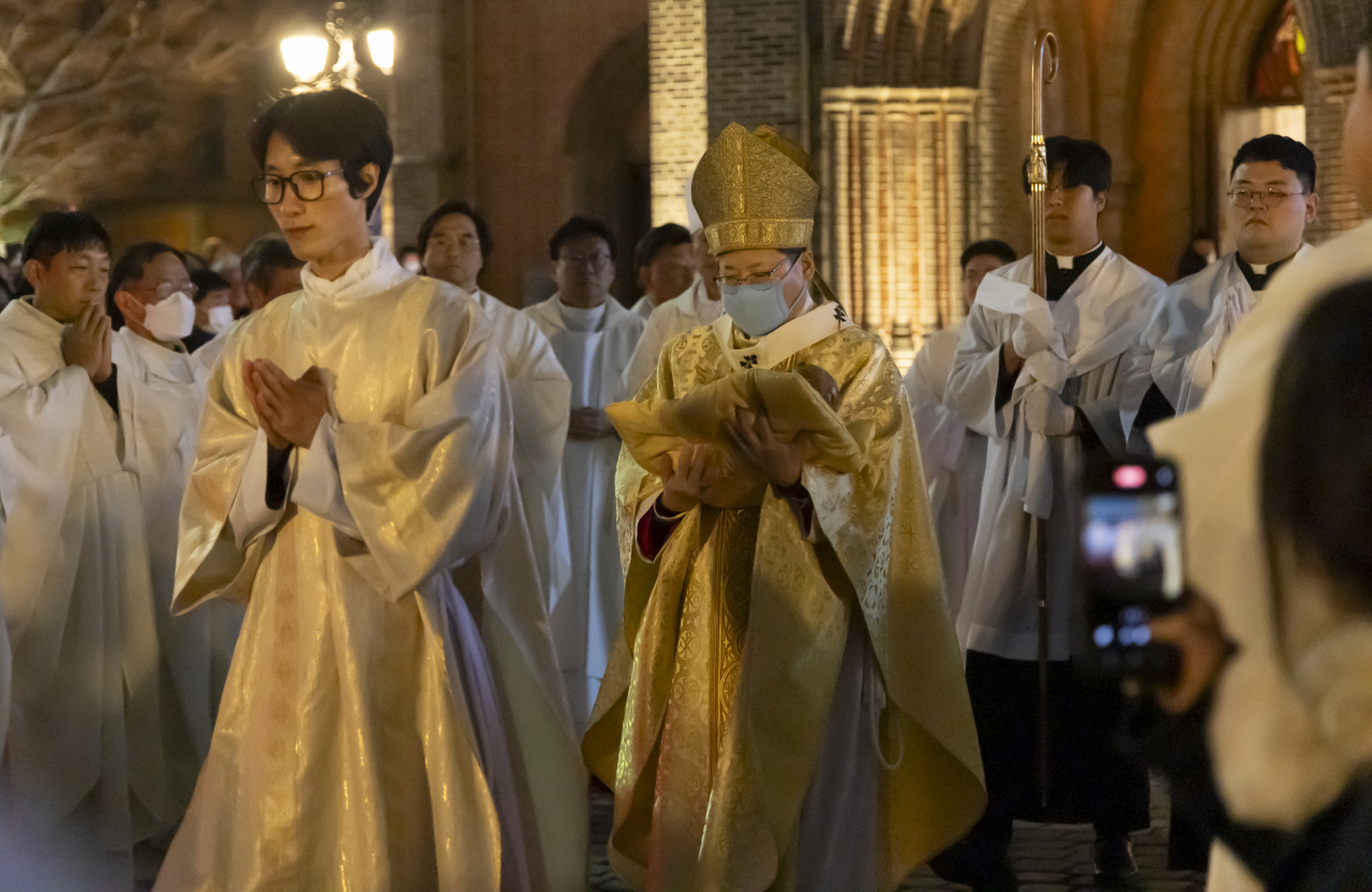 A Christmas Mass is held at Myeongdong Cathedral on Monday. (Yonhap)