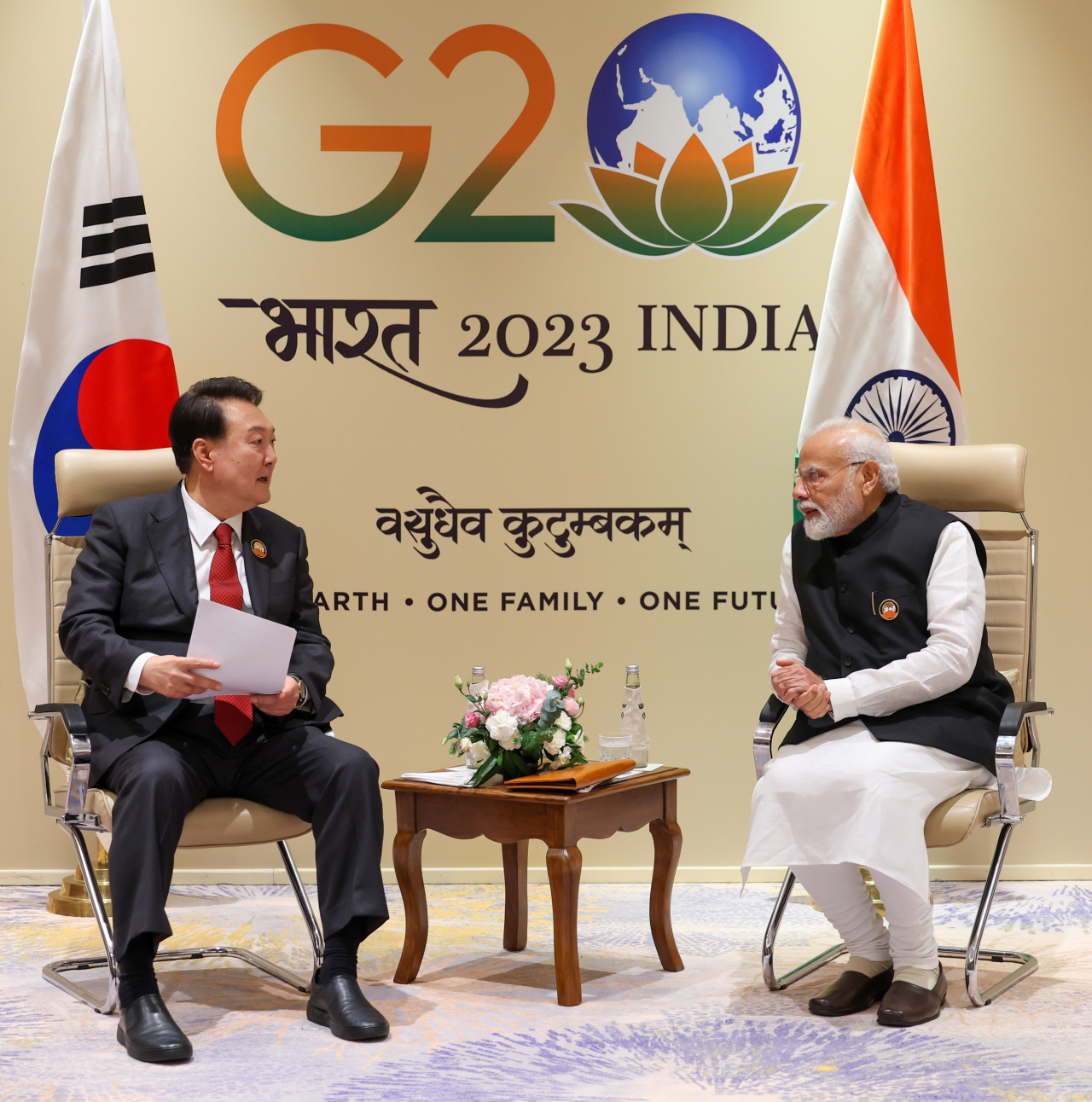 President Yoon Suk Yeol and Indian Prime Minister Narendra Modi discuss areas of cooperation during their bilateral meeting held on the sidelines of a Group of 20 summit in New Delhi in Sept. 2023. (Indian Embassy in Seoul)