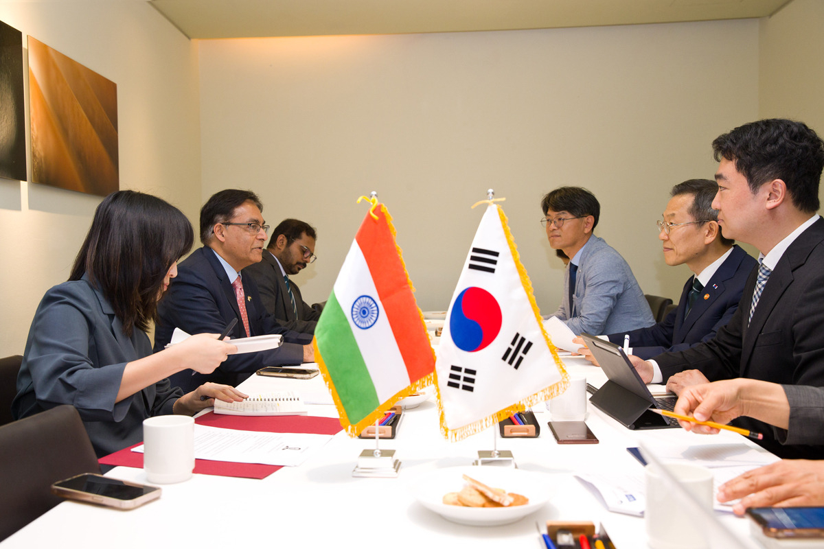 Indian Ambassador to Korea Amit Kumar and Minister of Science and ICT Lee Jong-Ho discuss strategies to boost science and ICT cooperation and the bilateral relationship marking the 50th anniversary of Korea-India diplomatic ties. (Ministry of Science and ICT)