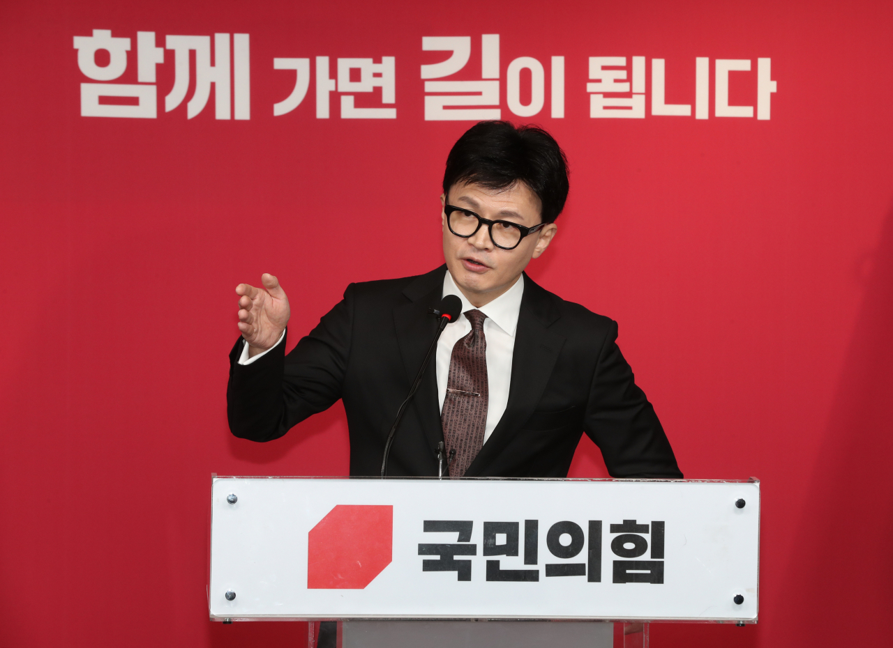 Former Justice Minister Han Dong-hoon delivers a speech during his inaugural ceremony at the ruling party's headquarters in Seoul on Tuesday. (Yonhap)