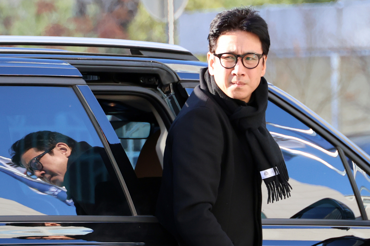 Actor Lee Sun-kyun arrives at the office of the Incheon Metropolitan Police Agency in Incheon on Saturday for the third round of police questioning on suspicions of drug use. (Yonhap)