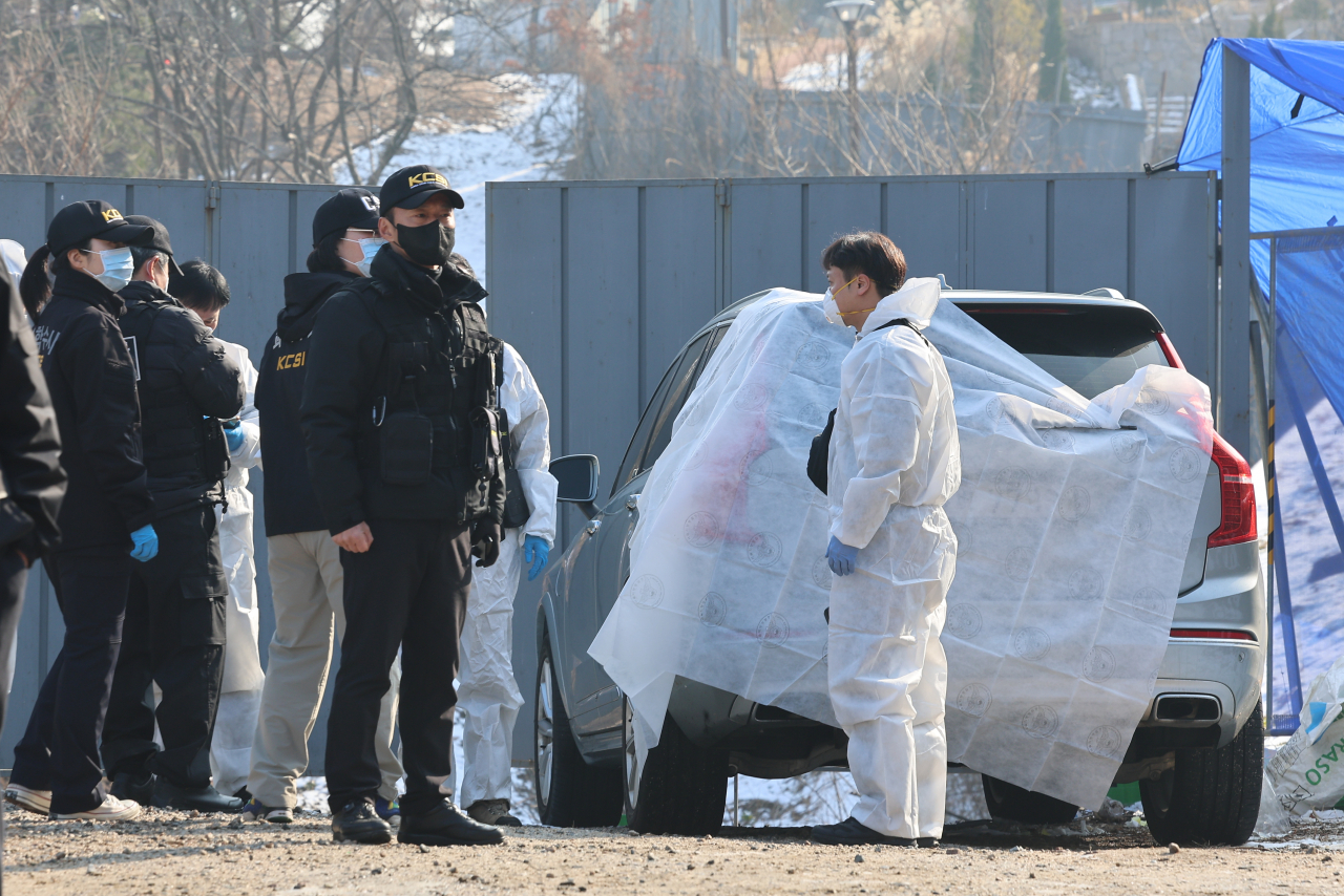 Police investigate the scene where Lee Sun-kyun was found inside a car parked at Waryong Park in northern Jongno-gu, Seoul. (Yonhap)