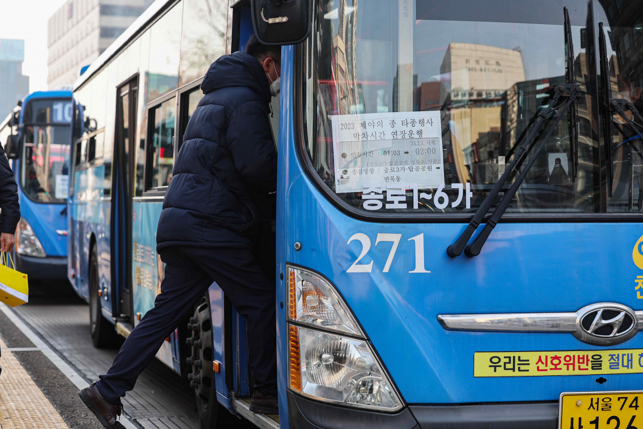 A bus arrives near Jonggak Station in Jongno, central Seoul on Wednesday, with a sign that reads that the bus operation hours will be extended during the bell-ringing ceremony at Bosingak Pavilion on Sunday. (Yonhap)