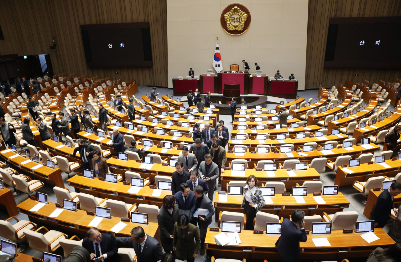 Lawmakers attend a plenary meeting at the National Assembly in Seoul on Dec. 21. (Yonhap)