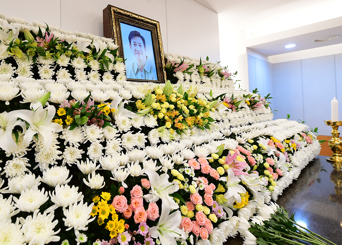 Lee Sun-kyun's photo at his funeral held at Seoul National University Hospital in Jongno-gu, central Seoul. (Yonhap)