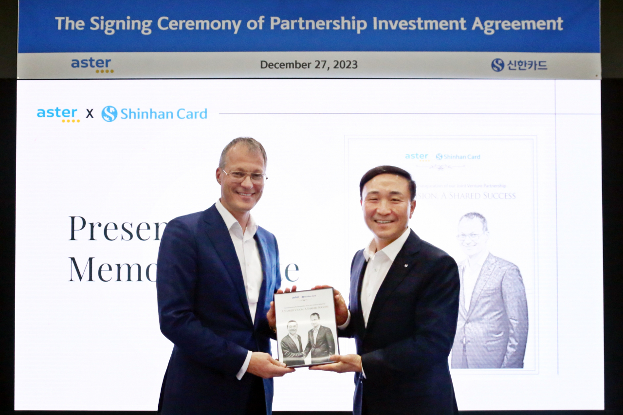 Shinhan Card CEO Moon Dong-kwon (right) poses for a picture with Aster Group Chairperson Alexey Bakal at a signing ceremony held at the Shinhan Card headquarters in central Seoul on Wednesday. (Shinhan Card)