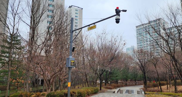 A camera equipped with artificial intelligence is installed in a public park in Seoul. (Seoul Metropolitan Government)