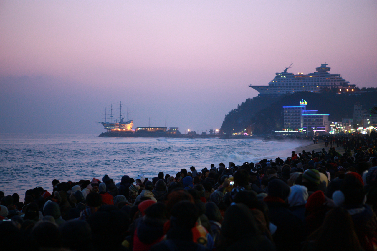 Visitors wait for sunrise at Jeongdongjin Beach in Gangneung, Gangwon Province. (Kim Ji-ho/Korea Tourism Organization)