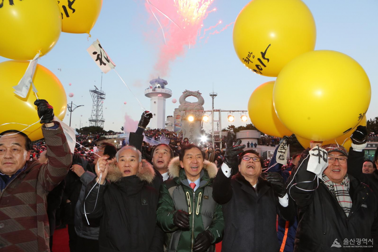 Celebrations during a New Year’s sunrise in Ganjeolgot, Ulsan, 2015. (Ulsan Metropolitan Office)