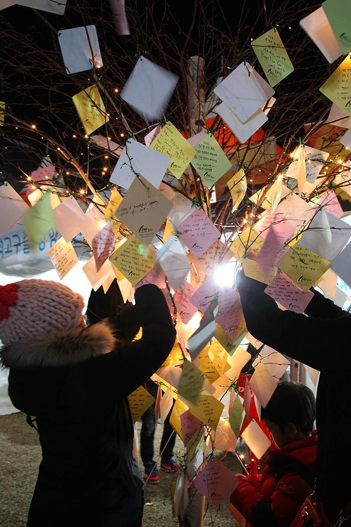 Tourists write their New Year’s wishes during a festival at Seongsan Sunrise Peak on Jeju Island. (sunrisefestival.kr)