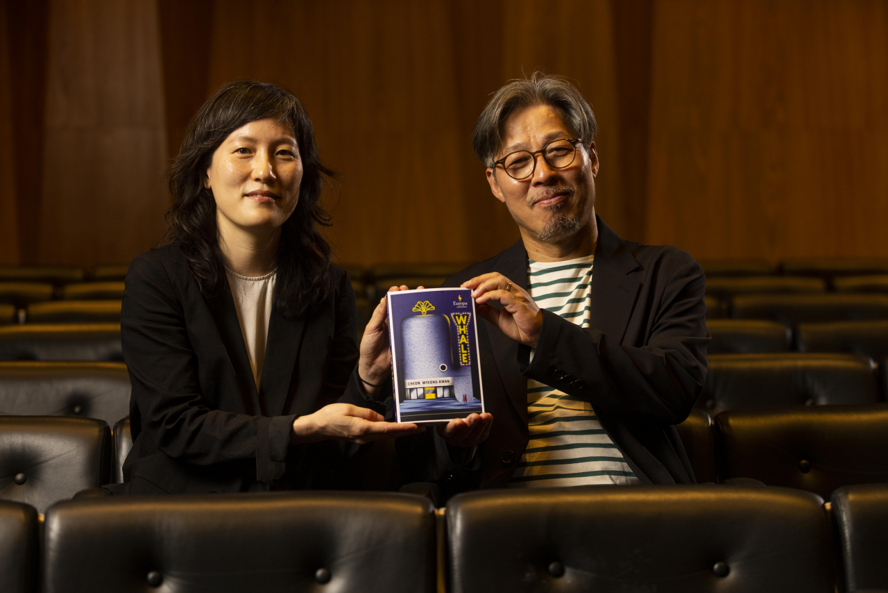 Chi-Young Kim (left) and Cheon Myeong-kwan (The Booker Prizes)