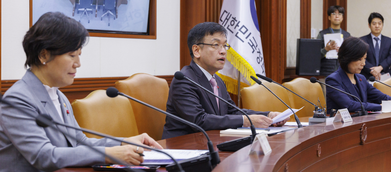 South Korea's Finance Minister Choi Sang-mok (center) speaks during a meeting with financial regulators at the Government Complex Seoul in Jongno-gu, central Seoul, Friday. (Yonhap)