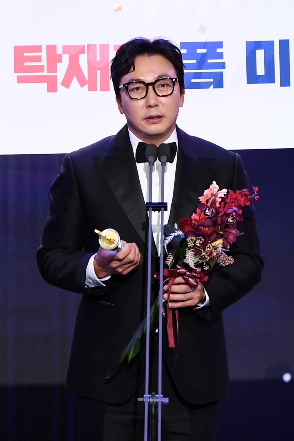 Tak Jae-hoon gives a speech after being given the grand prize at the 2023 SBS Entertainment Awards held on Saturday in Mapo-gu, Seoul. (Yonhap)