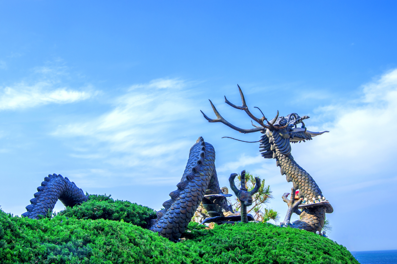 Flying Dragon Statue at Haedong Yonggung Temple in Busan (Getty Images Bank)