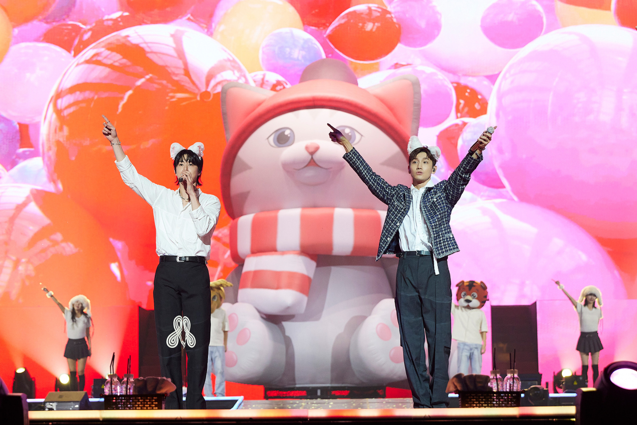 TVXQ performs at its standalone concert, 
