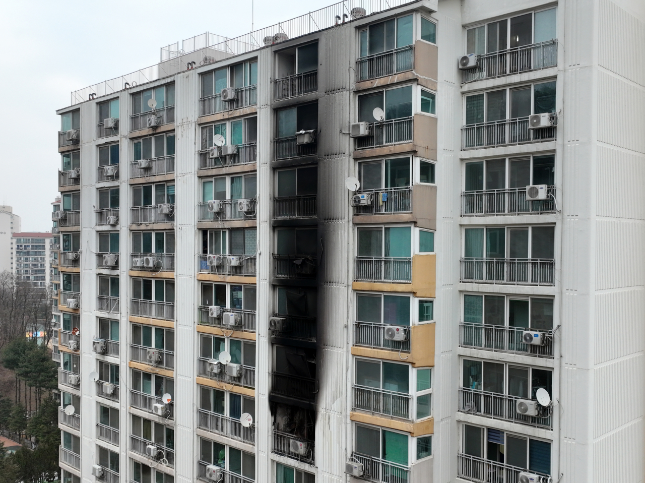 Part of an apartment building is charred by a fire in Gunpo, Gyeonggi Province, Tuesday. (Yonhap)