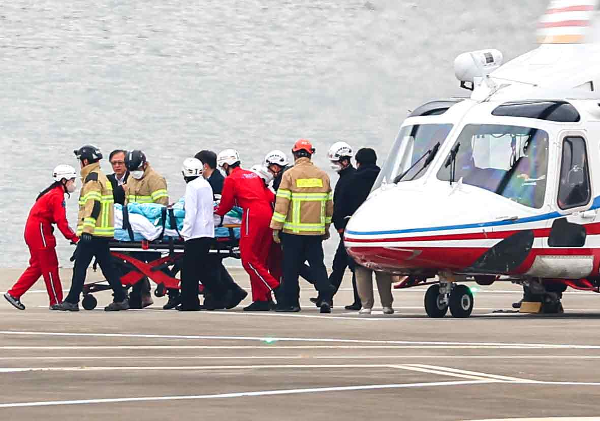 Democratic Party of Korea Chair Lee Jae-myung, lying in a stretcher, is lifted off a helicopter in Yongsan-gu, Seoul on Tuesday, to be transported to Seoul National University Hospital after he was stabbed in Busan. (Yonhap)