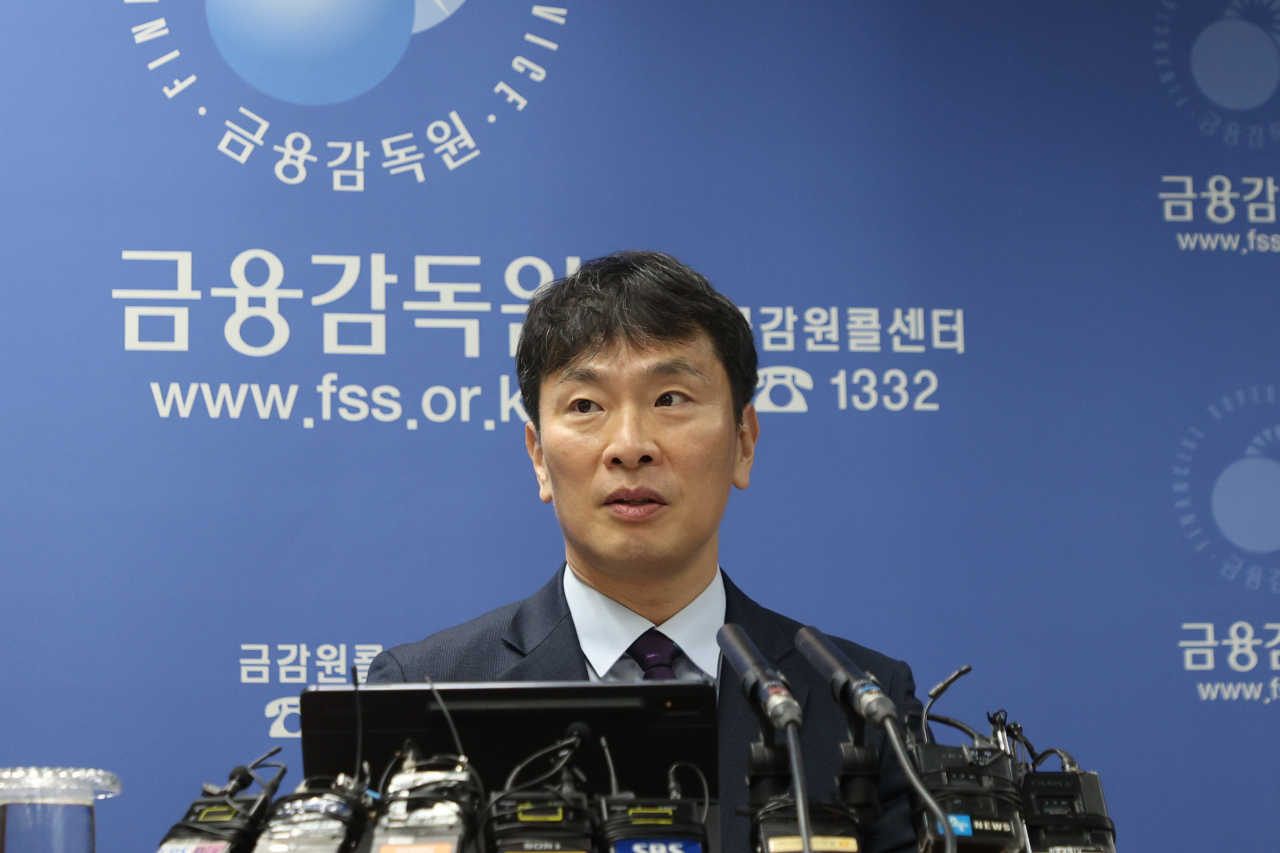Financial Supervisory Service Gov. Lee Bok-hyun speaks during a New Year's press conference in Seoul on Thursday. (Yonhap)