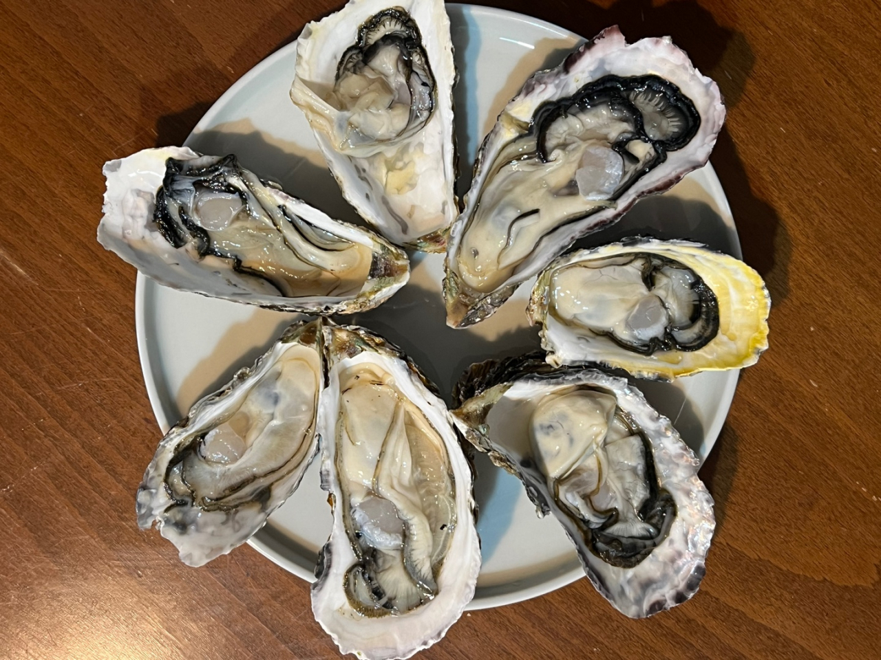 The local way to eat raw oysters is to dip it in red chile paste with vinegar. (Lee Jaeeun/The Korea Herald)