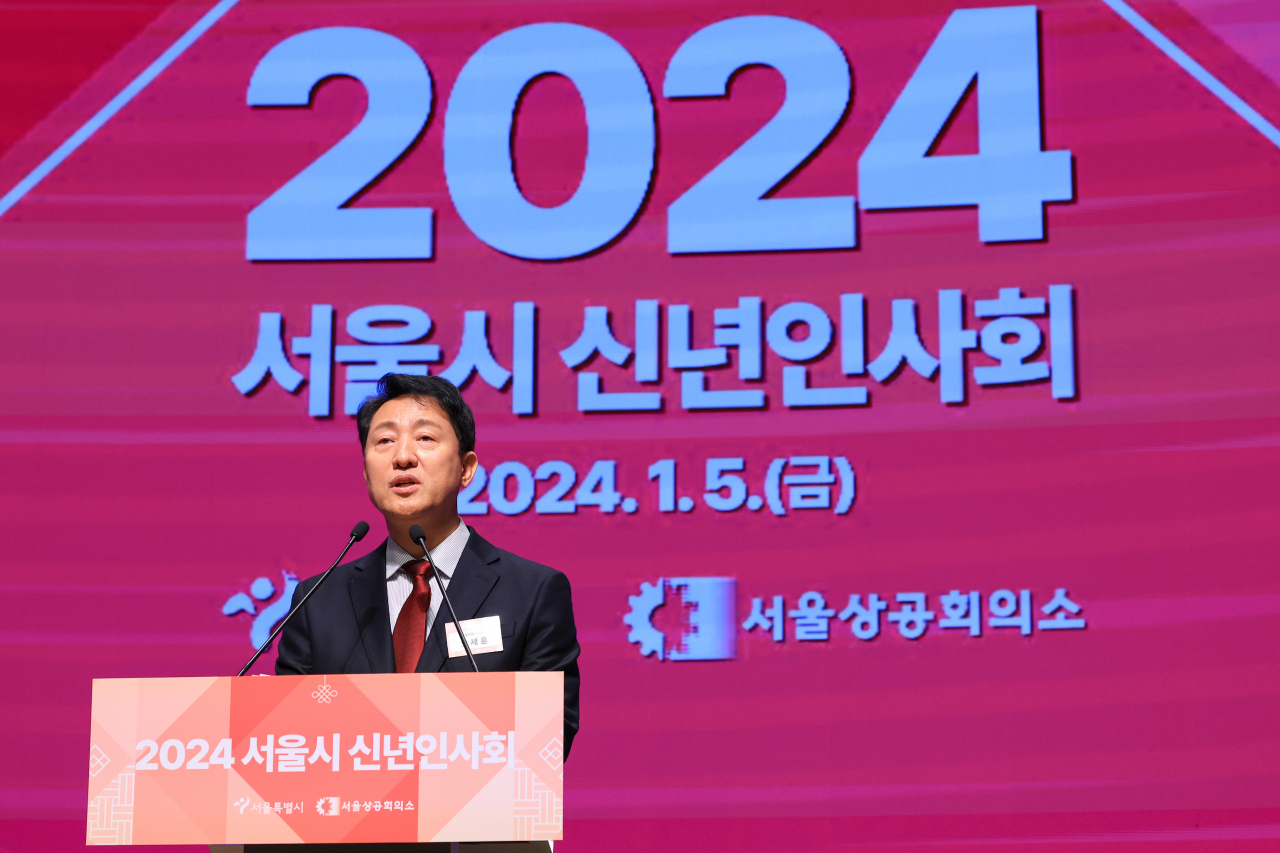 Seoul Mayor Oh Se-hoon delivers a speech during the Seoul Metropolitan Government's New Year's meeting in Seoul, Friday. (Yonhap)
