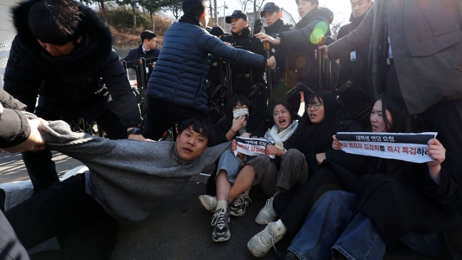 Police arrests university students, who are members of the Korean University Progressive Union, after they attempted to enter the presidential office in central Seoul on Saturday. (Newsis)