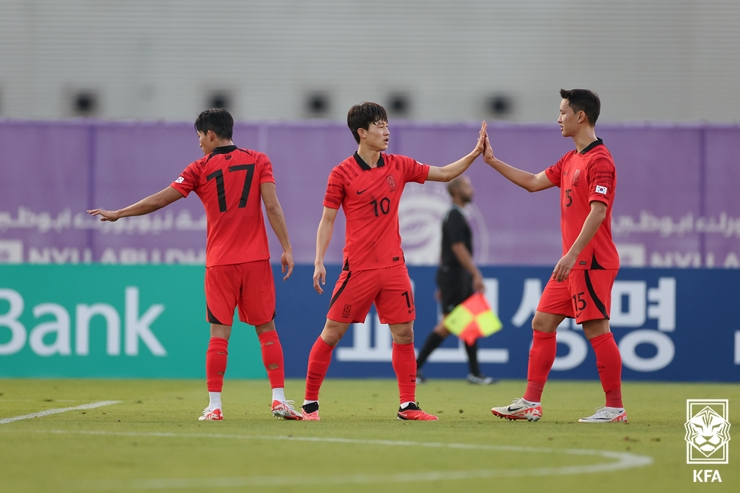 Lee Jae-sung of South Korea (Center) high-fives teammate Jung Seung-hyun after scoring against Iraq during the teams' friendly football match at New York University Abu Dhabi Stadium on Saturday.(Korea Football Association)