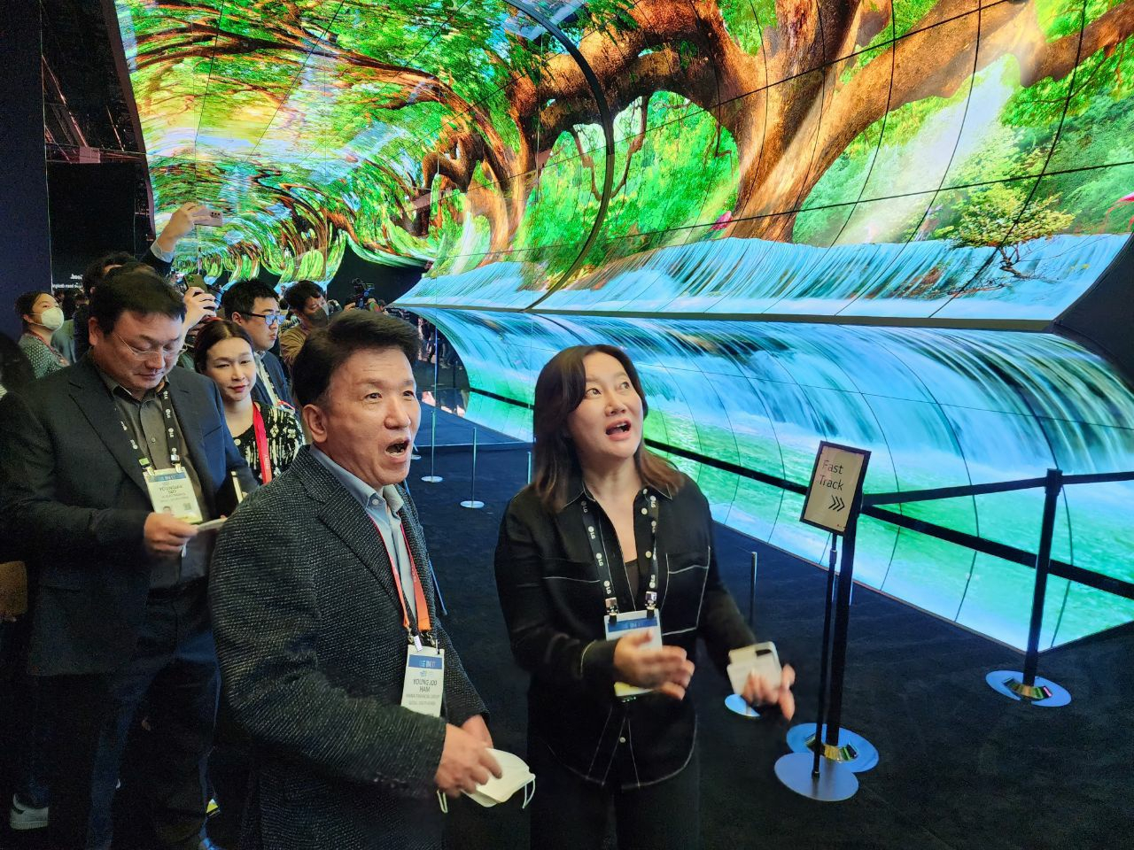 Hana Financial Group Chairman Ham Young-joo visits LG Electronics' exhibition booth during last year's CES in Las Vegas, Jan. 5, 2023. (Hana Financial Group)