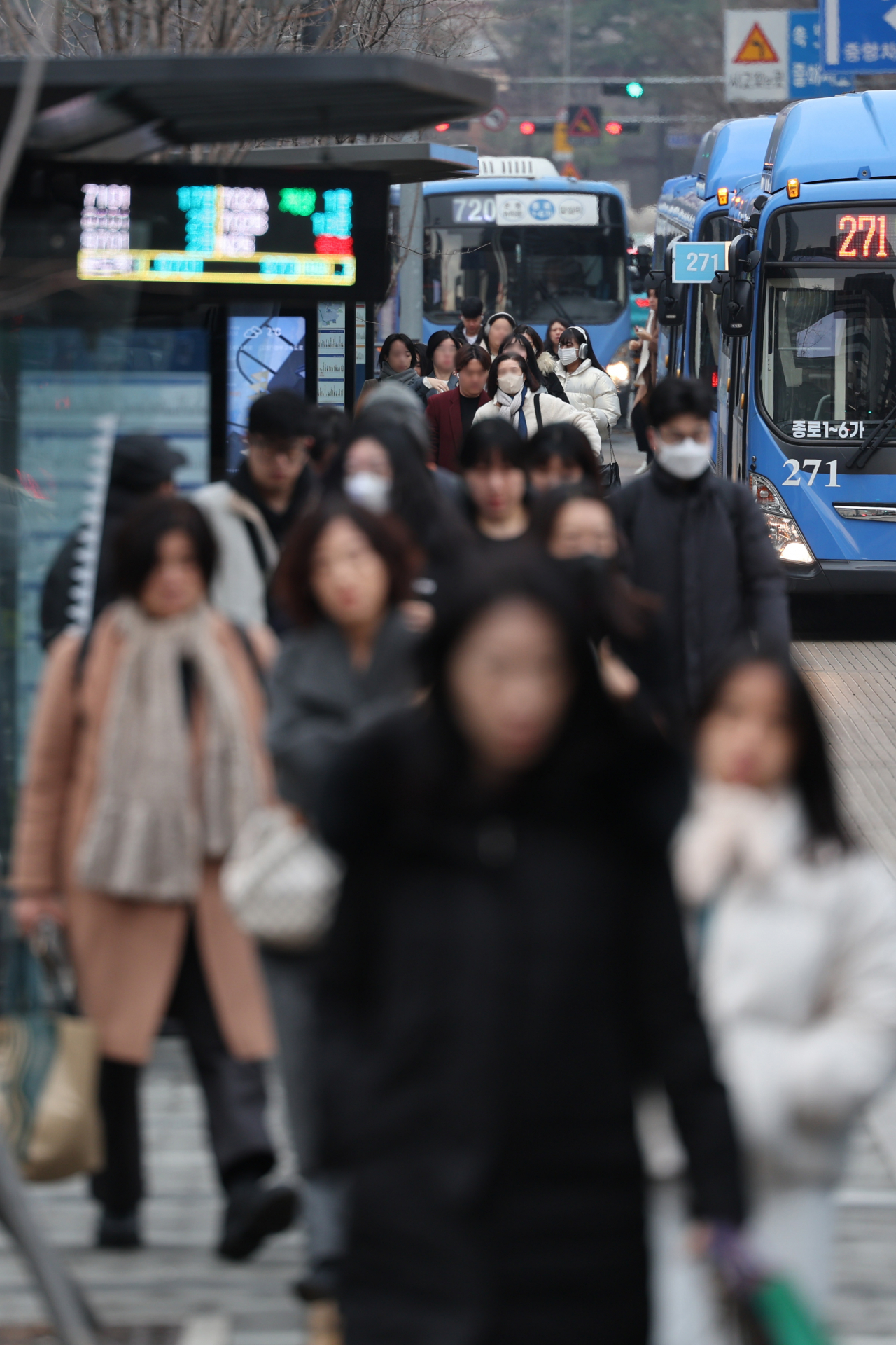 People are seen commuting to work in Jongno-gu, central Seoul, Jan. 2. (Yonhap)