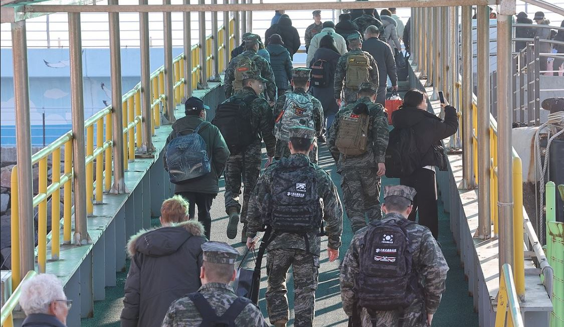Marines arrive at a dock at Yeonpyeong Island, a South Korean northwestern border island near the maritime border with North Korea, on Saturday. Tensions remain high after North Korea fired a barrage of artillery shells from its western coast on Friday and Saturday. (Yonhap)