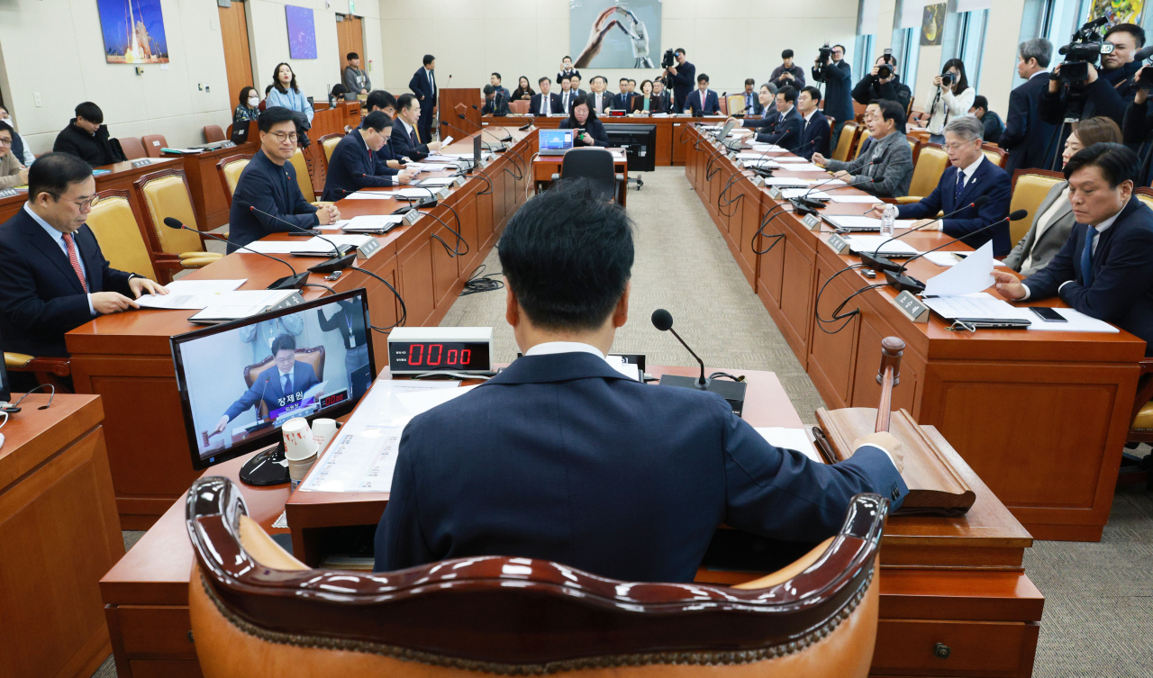 Jang Je-won, chairman of the National Assembly’s Science, ICT, Broadcasting and Communications Committee taps on his gavel as a special bill aimed at establishing an independent space and aerospace agency was passed the committee on Monday. (Yonhap)
