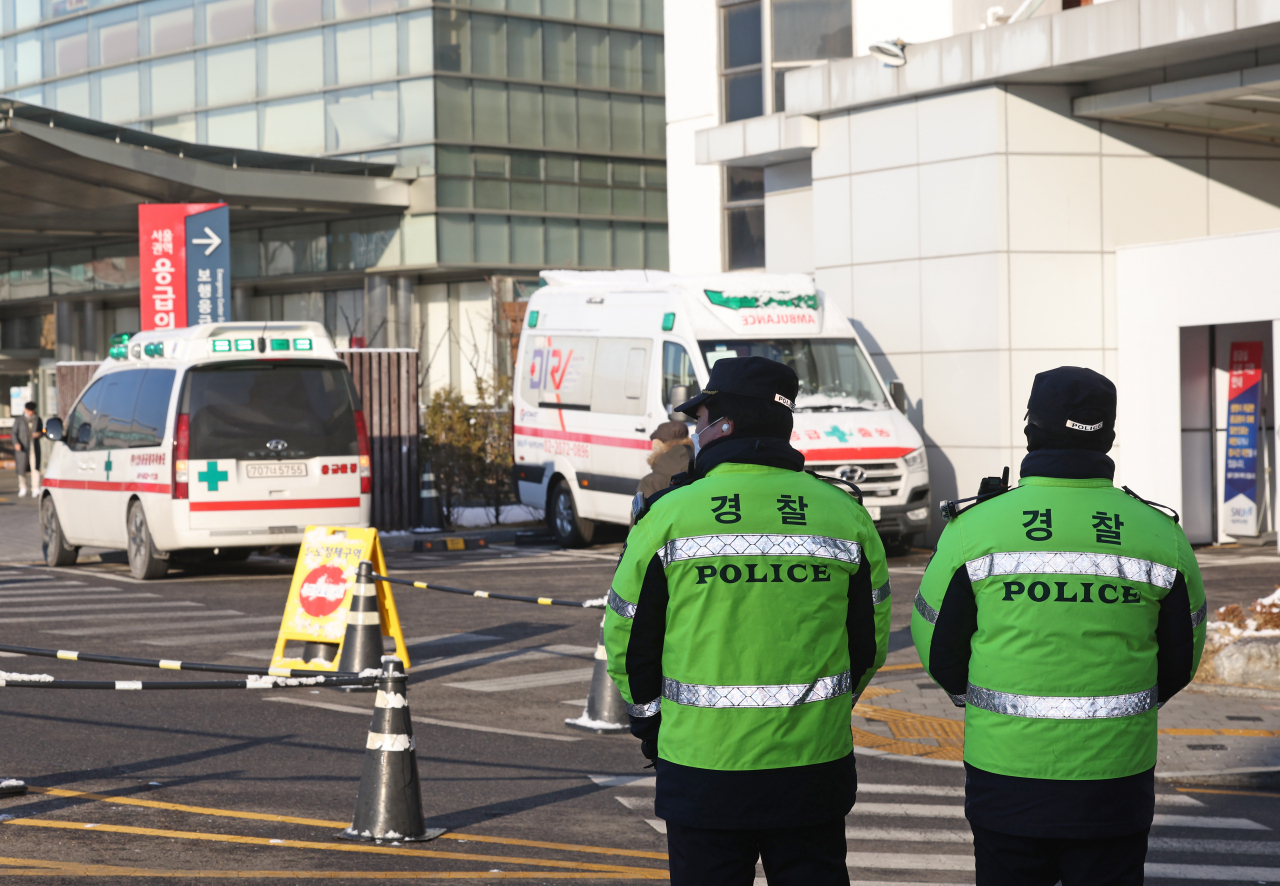 Police on Sunday stand guard outside the Seoul National University Hospital in Jongno-gu, central Seoul, where Lee Jae-myung is being treated. (Yonhap)