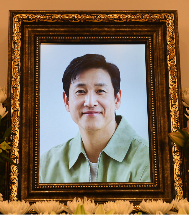 Actor Lee Sun-kyun's portrait is seen at his funeral altar at Seoul National University Hospital’s funeral hall in Jongno-gu, Seoul on Dec. 28. (Joint Press Corp.)