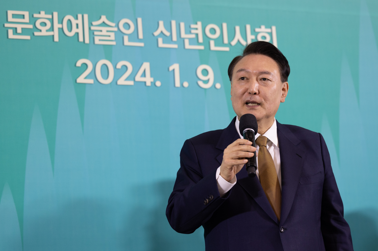 President Yoon Suk Yeol speaks at at a New Year's gathering of South Korean artists and celebrities in Seoul on Tuesday. (Yonhap)