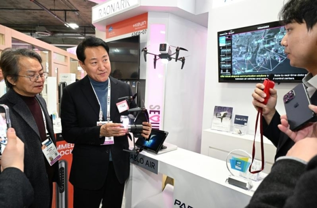 Seoul Mayor Oh Se-hoon looks around an exhibition booth in the Seoul Pavilion at the CES technology show in Las Vegas, Tuesday. (Seoul Metropolitan Government)