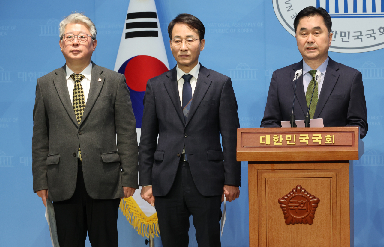 Three lawmakers announce their departure from the Democratic Party of Korea at the National Assembly press conference room on Wednesday. From left: Reps. Cho Eung-cheon, Lee Won-wook and Kim Jong-min. (Yonhap)