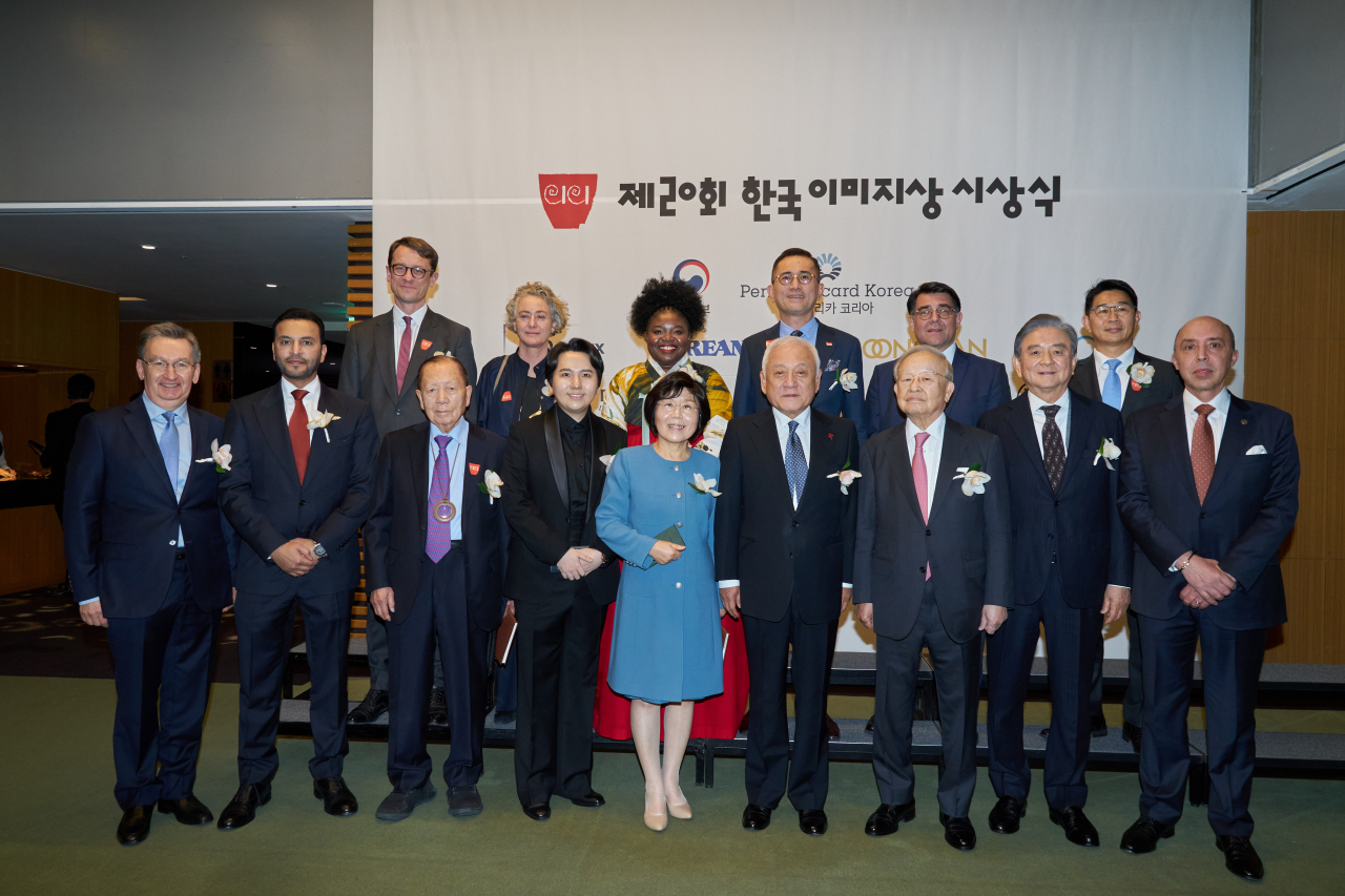 (Front row, left to right) CEO of Cs Didier Beltoise, United Arab Emirates Ambassador to Korea Abdulla Saif Al Nuaimi, founder and former Chairman of the Busan International Film Festival Kim Dong-ho, Korean operatic pop tenor Lim Hyung-joo, President of CICI Choi Jung-hwa, head of the Presidential Committee of National Cohesion Kim Han-gil, CJ Group Chairman Sohn Kyung-shik, JoongAng Media Network Chairman and CEO Hong Seok-hyun and Moroccan Ambassador to Korea Chafik Rachadi and (Back row, left to right) French Ambassador to Korea Philippe Bertoux, Swiss Ambassador to Korea Dagmar Schmidt Tartagli, French pansori singer Mafo Laure, Singaporean Ambassador to Korea Eric Teo, Pernod Ricard Korea CEO Frantz Hotton and Global Head of Genesis Mike Song pose for a photo in InterContinental Seoul Coex in southern Seoul, on Wednesday. (CICI)