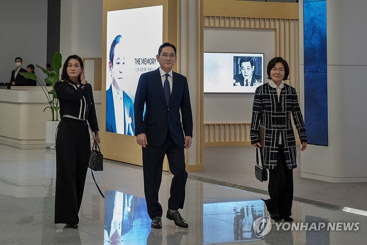 Chairman Lee Jae-yong (center) walks with his mother, Hong Ra-hee, on his left and one of her younger sisters, Lee Seo-hyun, on his right, at a Samsung concert hall in Yongin, Gyeonggi Province on Oct. 19, 2023. (Yonhap)