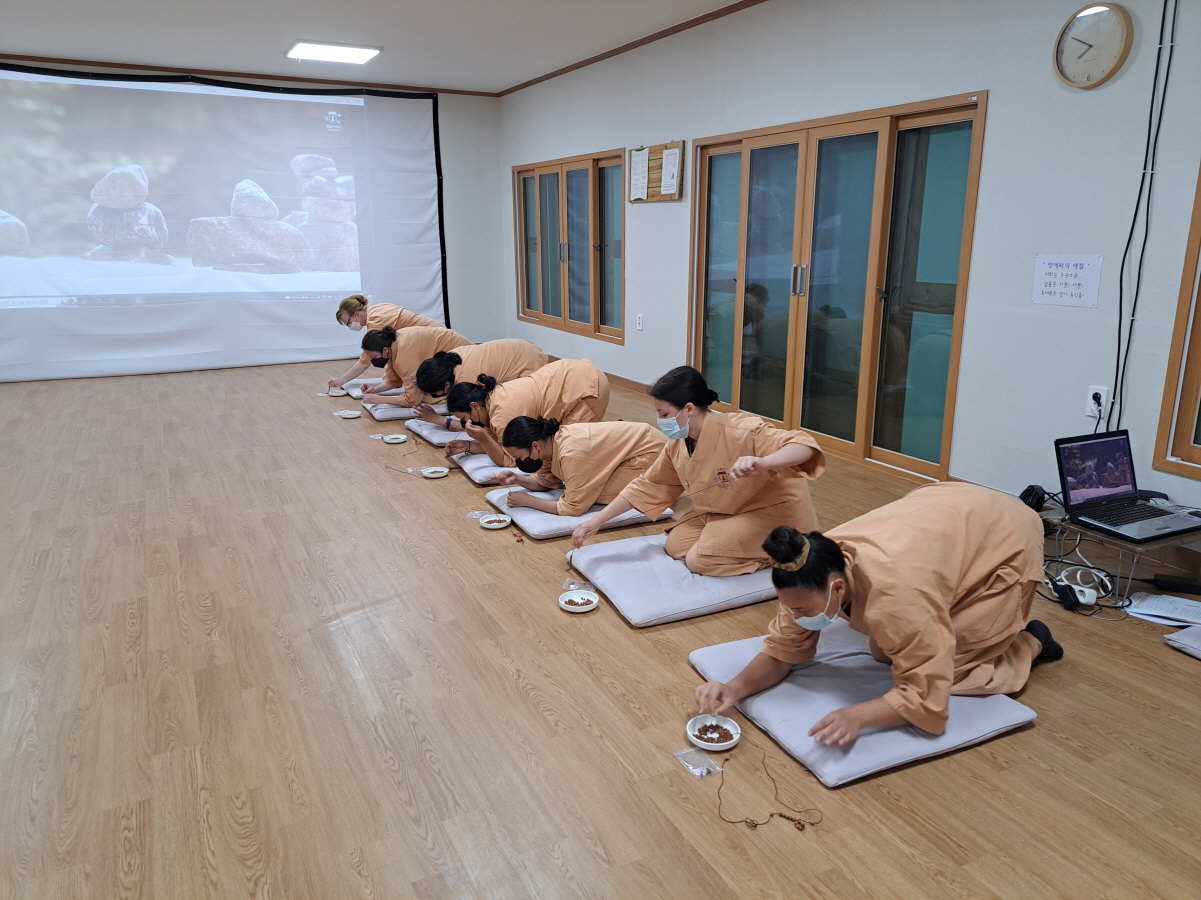 Participants at the Naesosa templestay program perform the 108 prostrations. (Naesosa)