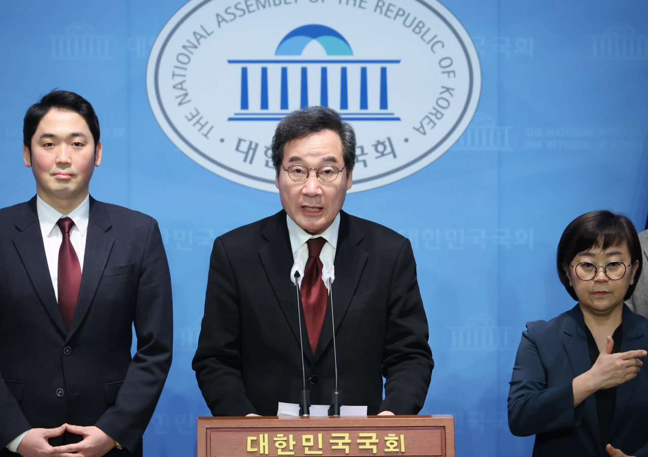 Former Prime Minister and ex-Democratic Party Chairman Lee Nak-yon announces to leave the main opposition party at the National Assembly on Thursday. (Yonhap)