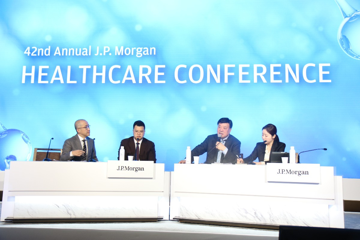 Celltrion Founder and Chairman Seo Jung-jin answers questions raised from the audience at the J.P. Morgan Healthcare Conference in San Francisco, Wednesday. (Celltrion)