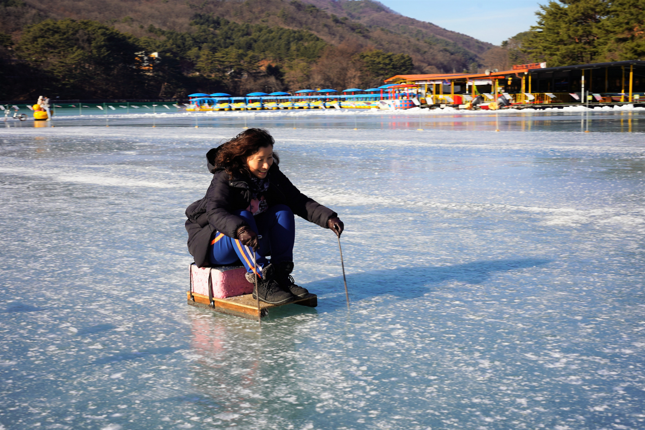 A visitor rides a vintage Korean-style sled at Sanjeong Lake in Pocheon, Gyeonggi Province, Monday. (Lee Si-jin/The Korea Herald)