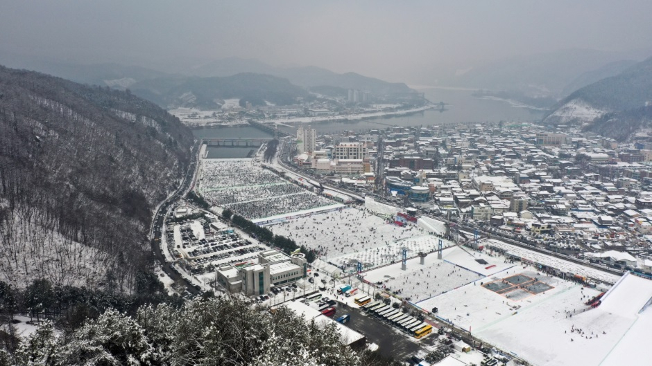 A panoramic view of the Hwacheon Sancheoneo Ice Festival in Hwacheon, Gangwon Province. (Korea Tourism Organization)