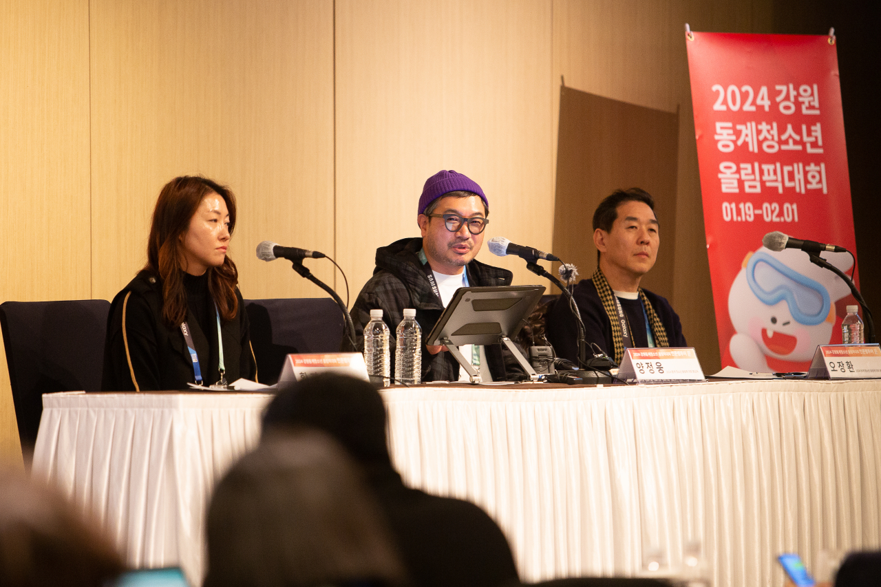 Yang Jeong-woong (center), executive creative director of the opening ceremony of the Gangwon 2024 Winter Youth Olympics, speaks during a press conference in Gangneung, Gangwon Province, Thursday. (Organizing Committee of the Winter Youth Olympic Games Gangwon 2024)