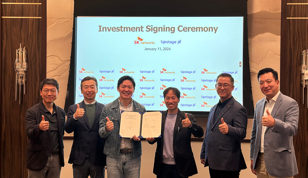 SK Networks President and Chief Operating Officer Choi Sung-hwan (center, right) and Upstage CEO Kim Seong-hoon (center, left) pose during an investment signing ceremony in Las Vegas on Thursday. (SK Networks)