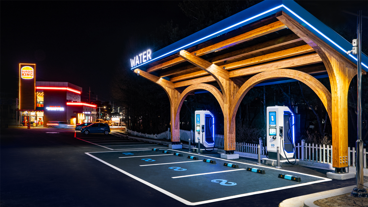 Water's super-fast charging station for electric vehicles at Burger King's Cheongju Bunpyeong drive-through store in North Chungcheong Province (Brite Energy Partners)