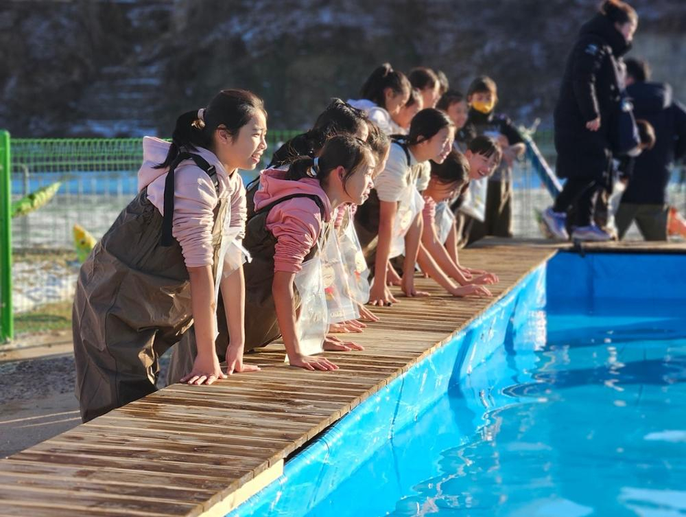 Visitors get ready to experience bare-hand fishing at the Heongcheongang Winter Festival in Hongcheon, Gangwon Province. (Hongcheon Cultural Foundation)